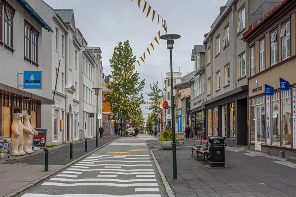 Reykjavik, İzlanda, 30 Ağustos 2020: Reykjavik, İzlanda 'nın merkezindeki Laugavegur Caddesi manzarası