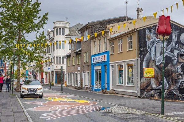 Reykjavik, İzlanda, 31 Ağustos 2020: Reykjavik, İzlanda 'nın merkezindeki Laugavegur Caddesi manzarası