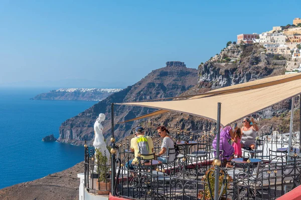 Santorini Grecia Septiembre 2020 Gente Está Paseando Por Una Calle — Foto de Stock