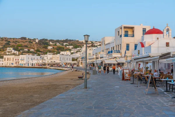 Mykonos, Yunanistan, 26 Eylül 2020: Yunanistan 'ın eski Mykonos limanına bakan bir restoranda yemek yiyen insanlar