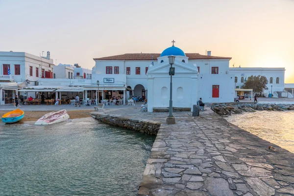 Mykonos, Yunanistan, 26 Eylül 2020: Yunanistan 'daki eski Mykonos limanının manzarası