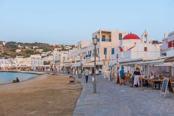 Mykonos, Yunanistan, 26 Eylül 2020: Yunanistan 'daki eski Mykonos limanının limanı