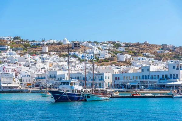 Mykonos, Yunanistan, 27 Eylül 2020: Yunanistan 'daki eski Mykonos limanının limanı