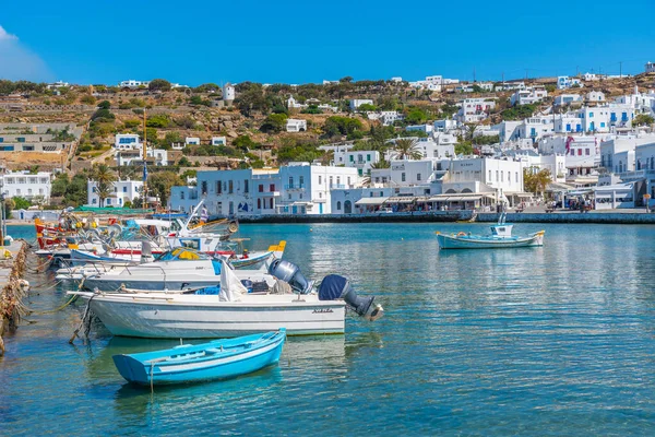 Mykonos, Yunanistan, 27 Eylül 2020: Yunanistan 'daki eski Mykonos limanına bakış