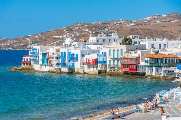 Mykonos, Yunanistan, 27 Eylül 2020: Yunanistan 'ın Mykonos kentinde Küçük Venedik' e bakan restoran