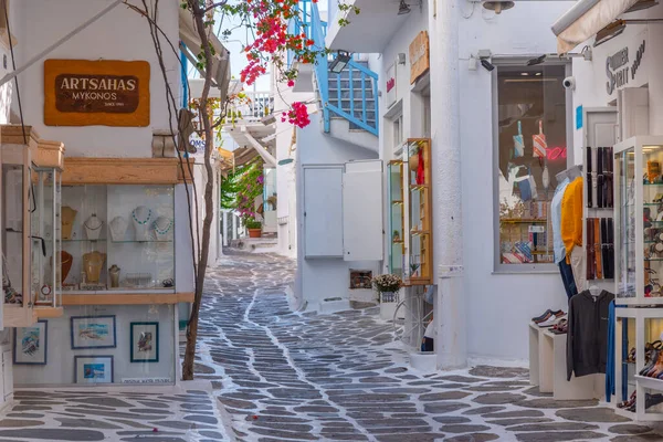 Mykonos, Yunanistan, 27 Eylül 2020: Yunanistan 'ın eski Mykonos kentindeki dar bir sokakta turist alışverişi