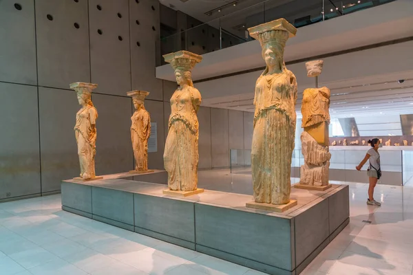 Atina, Yunanistan, 28 Eylül 2020: Atina, Yunanistan 'daki Akropol müzesinde antik eser koleksiyonu