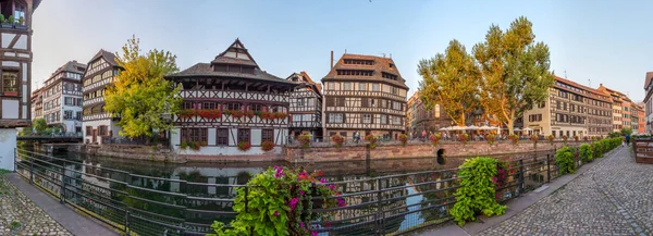 Strasbourg, Fransa, 21 Eylül 2020: Strazburg, Almanya 'da Petite France semtinde renkli evler