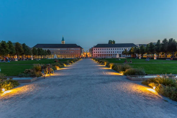 Karlsruhe Alemania Septiembre 2020 Vista Del Atardecer Jardín Frente Palacio —  Fotos de Stock