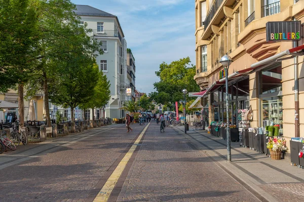 Karlsruhe Niemcy Września 2020 Ludzie Chodzą Ulicy Letni Dzień Karlsruhe — Zdjęcie stockowe