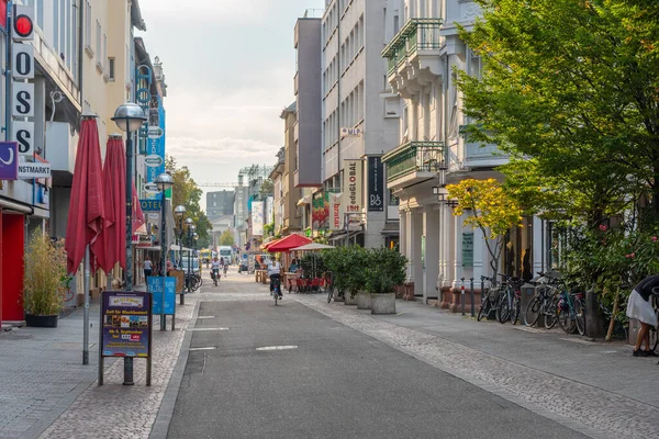 Karlsruhe Niemcy Września 2020 Ludzie Chodzą Ulicy Letni Dzień Karlsruhe — Zdjęcie stockowe