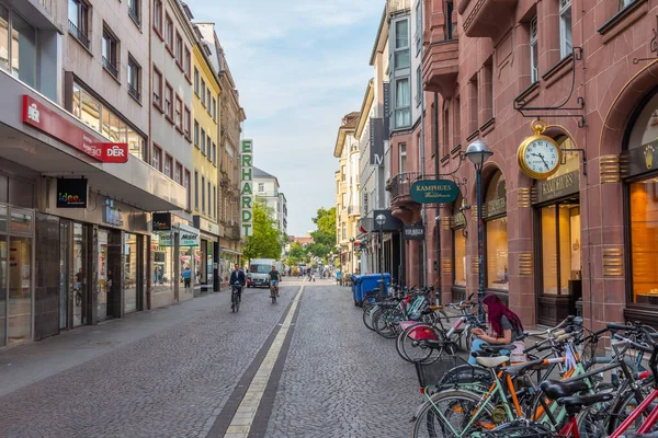 Karlsruhe, Almanya, 16 Eylül 2020: İnsanlar Almanya 'nın Karlsruhe kentinde yaz günü sokakta yürüyorlar