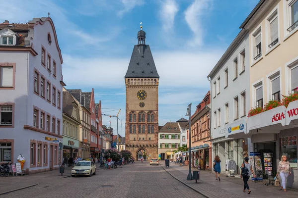 Speyer, Almanya, 16 Eylül 2020: Almanya 'nın Speyer kentindeki Maximilianstrasse' nin sonundaki Eski Kapı