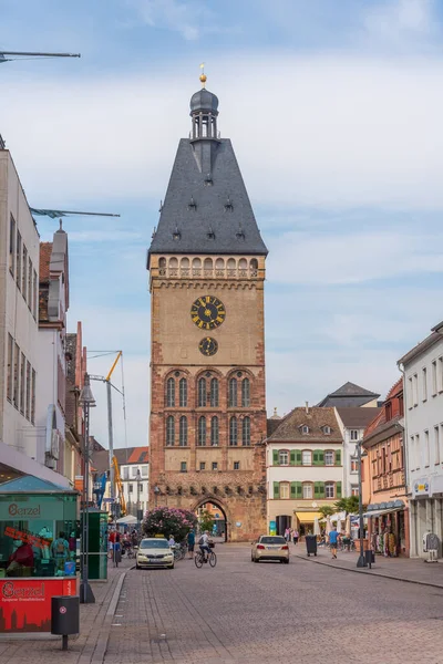 Speyer, Almanya, 16 Eylül 2020: Almanya 'nın Speyer kentindeki Maximilianstrasse' nin sonundaki Eski Kapı