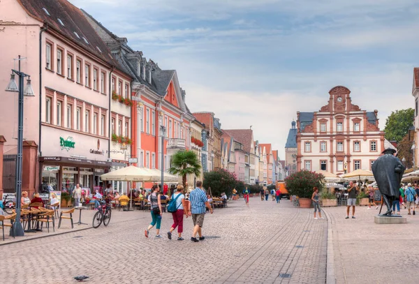 Speyer, Almanya, 16 Eylül 2020: Speyer, Almanya 'daki Maximilianstrasse' deki Eski Kapı ve Alte Munze binasının görüntüsü