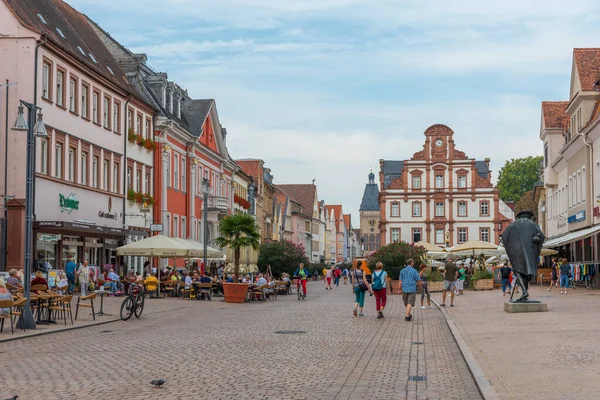 Speyer, Almanya, 16 Eylül 2020: Speyer, Almanya 'daki Maximilianstrasse' deki Eski Kapı ve Alte Munze binasının görüntüsü