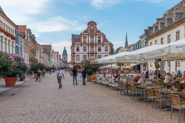 Speyer, Almanya, 16 Eylül 2020: Speyer, Almanya 'daki Maximilianstrasse' deki Eski Kapı ve Alte Munze binasının görüntüsü