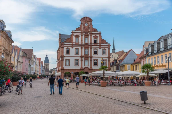 Speyer, Almanya, 16 Eylül 2020: Speyer, Almanya 'daki Maximilianstrasse' deki Eski Kapı ve Alte Munze binasının görüntüsü
