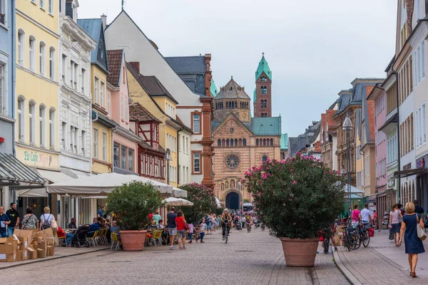 Speyer, Almanya, 16 Eylül 2020: Almanya 'nın Speyer kentindeki Maximilianstrasse' nin sonundaki katedralin görüntüsü
