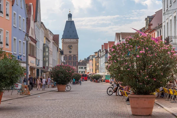 Speyer, Almanya, 16 Eylül 2020: Almanya 'nın Speyer kentindeki Maximilianstrasse' nin sonundaki Eski Kapı
