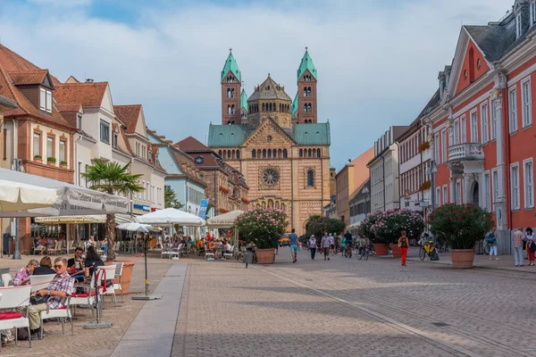 Speyer, Almanya, 16 Eylül 2020: Almanya 'nın Speyer kentindeki Maximilianstrasse' nin sonundaki katedralin görüntüsü
