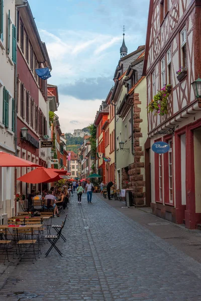 Heidelberg, Almanya, 16 Eylül 2020: İnsanlar Almanya 'nın Heidelberg kentinde geziniyorlar