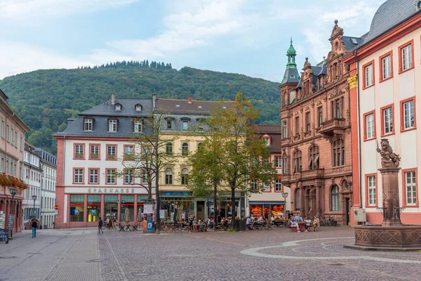 Heidelberg, Almanya, 16 Eylül 2020: İnsanlar Almanya 'nın Heidelberg kentinde geziniyorlar