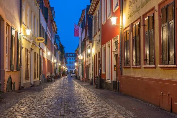 Heidelberg, Almanya, 16 Eylül 2020: Heidelberg, Almanya 'da bir caddenin günbatımı manzarası