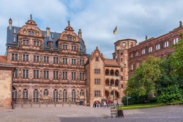 Heidelberg, Almanya, 17 Eylül 2020: Heidelberg, Almanya 'daki sarayın ana avlusunun manzarası
