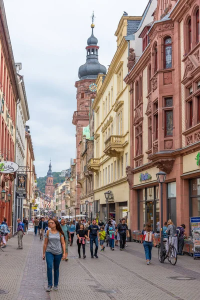 Heidelberg, Almanya, 17 Eylül 2020: İnsanlar Almanya 'nın Heidelberg kentinde geziniyorlar