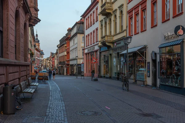 Heidelberg, Almanya, 18 Eylül 2020: Heidelberg, Almanya 'da bir sokağın gündoğumu manzarası