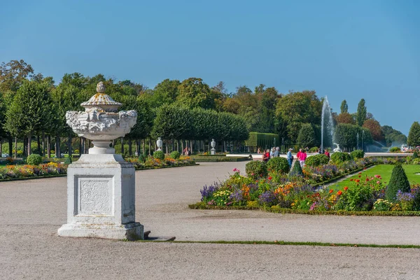 Schwetzingen Duitsland September 2020 Mensen Wandelen Door Tuinen Van Paleis — Stockfoto