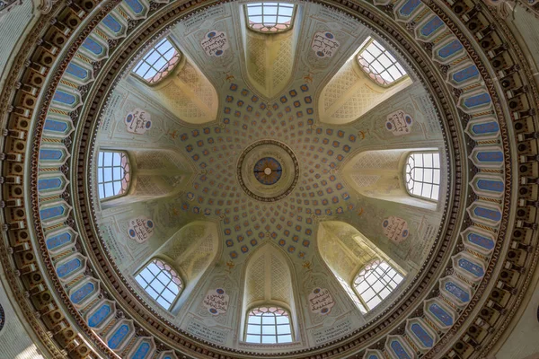 Schwetzingen, Almanya, 18 Eylül 2020: Güneşli yaz günü Almanya 'nın Schwetzingen Sarayı' ndaki Pembe Cami 'den Cupola