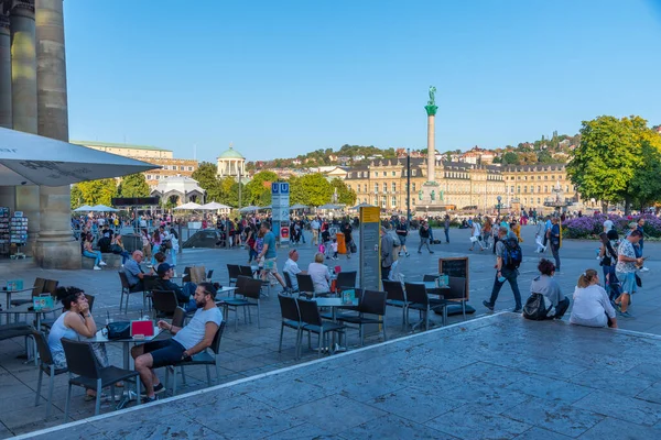 Stuttgart Alemania Septiembre 2020 Gente Está Disfrutando Día Soleado Schlossplatz — Foto de Stock