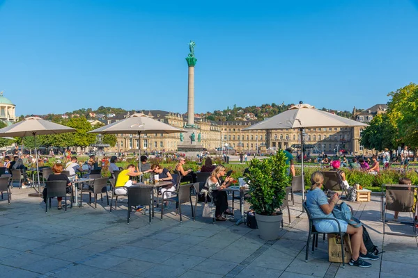 Stuttgart, Almanya, 18 Eylül 2020: İnsanlar Almanya 'nın Stuttgart kentindeki Schlossplatz' da güneşli bir günün tadını çıkarıyorlar