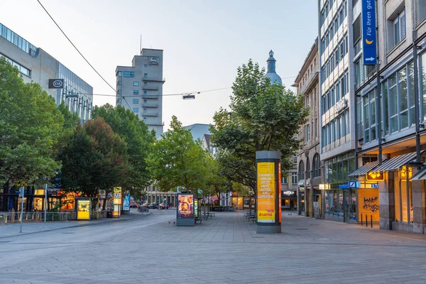 Stuttgart, Almanya, 19 Eylül 2020: Almanya 'nın Stuttgart kentindeki bir sokağın gün doğumu manzarası