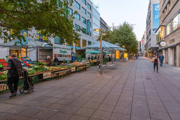 Stuttgart, Almanya, 19 Eylül 2020: Almanya 'nın Stuttgart kentindeki bir sokağın gün doğumu manzarası