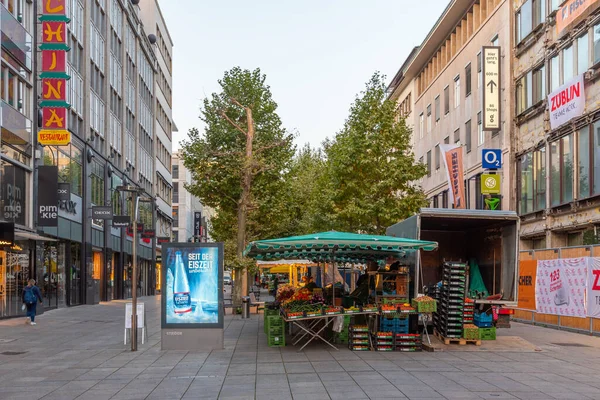 Stuttgart, Almanya, 19 Eylül 2020: Almanya 'nın Stuttgart kentindeki bir sokağın gün doğumu manzarası