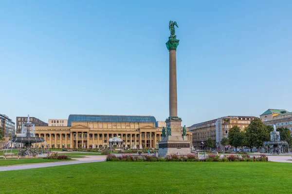 Stuttgart, Almanya, 19 Eylül 2020: Almanya 'nın Stuttgart kentindeki Schlossplatz' da gün doğumu