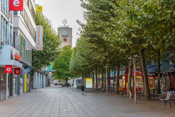 Stuttgart, Almanya, 19 Eylül 2020: Almanya 'nın Stuttgart kentindeki bir sokağın gün doğumu manzarası