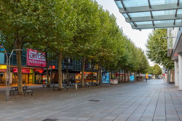 Stuttgart, Almanya, 19 Eylül 2020: Almanya 'nın Stuttgart kentindeki bir sokağın gün doğumu manzarası