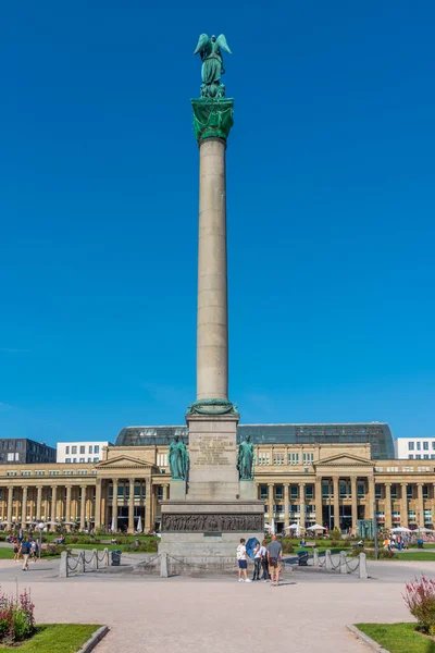 Stuttgart, Almanya, 18 Eylül 2020: İnsanlar Almanya 'nın Stuttgart kentindeki Schlossplatz' da güneşli bir günün tadını çıkarıyorlar