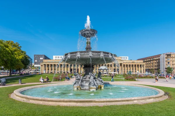 Stuttgart Alemanha Setembro 2020 Pessoas Estão Desfrutando Dia Ensolarado Schlossplatz — Fotografia de Stock