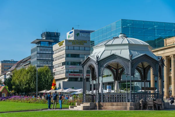 Stuttgart Alemania Septiembre 2020 Gente Está Disfrutando Día Soleado Schlossplatz —  Fotos de Stock