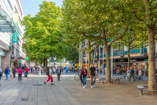 Stuttgart, Almanya, 19 Eylül 2020: İnsanlar Almanya 'nın Stuttgart kentindeki bir sokakta geziniyorlar