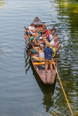 Tubingen, Almanya, 19 Eylül 2020: Tubingen, Almanya 'da Neckar nehri üzerinde Gondola