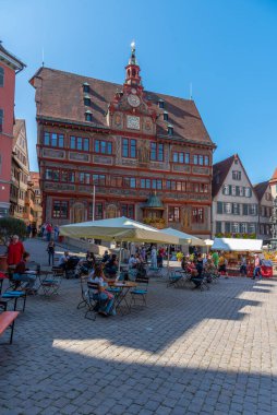 Tubingen, Almanya, 19 Eylül 2020: Almanya 'nın Tubingen kentindeki Marktplatz' da dekore edilmiş belediye binası