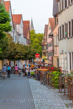 Tubingen, Almanya, 19 Eylül 2020: Eski Tubingen, Almanya 'da renkli bir cadde