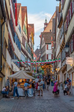 Tubingen, Almanya, 19 Eylül 2020: Eski Tubingen, Almanya 'da renkli bir cadde