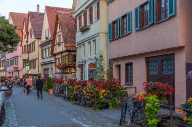 Tubingen, Almanya, 19 Eylül 2020: Eski Tubingen, Almanya 'da renkli bir cadde